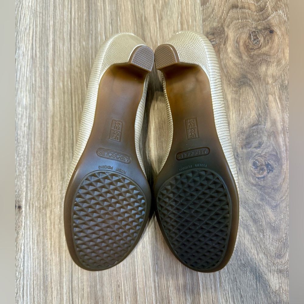 Aerosoles Nice Play Gold Textured Pumps Size 6.5M NWOB - Picture 4 of 6